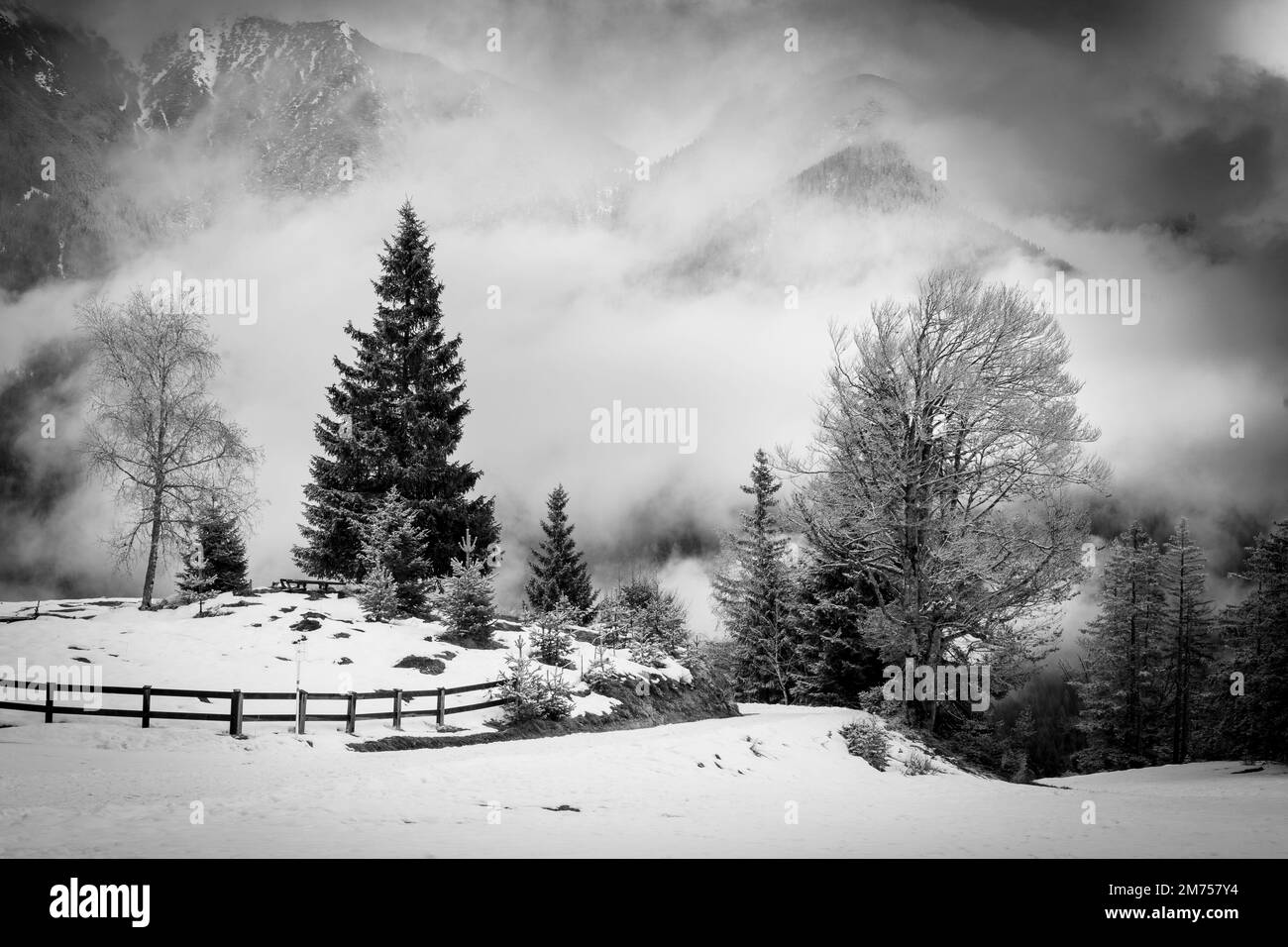 Schneebedeckte Berglandschaft und Skigebiet in den österreichischen Alpen, Wintereuropa Stockfoto