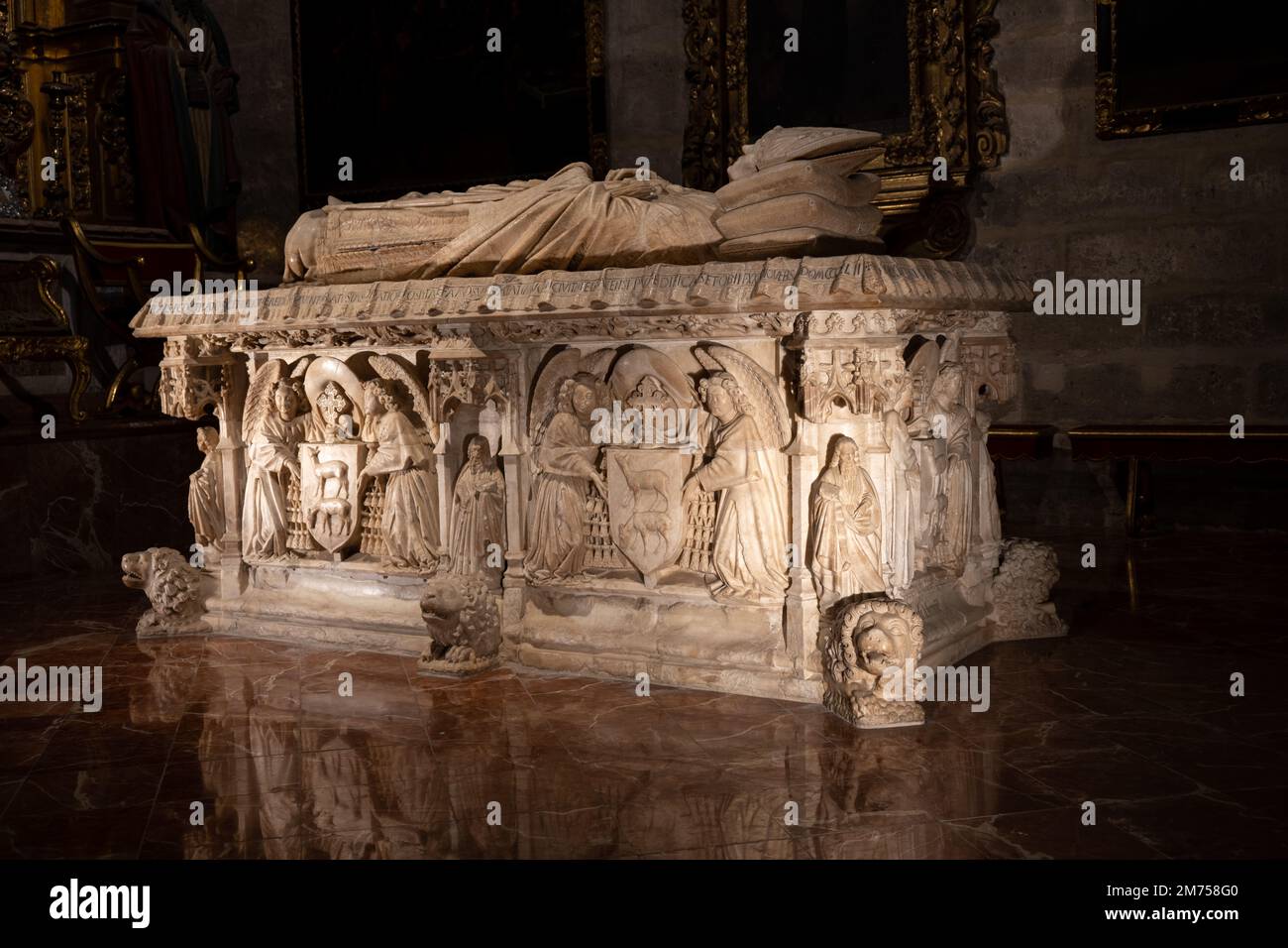 Ein Bischofsgrab in der Kathedrale von Sevilla Stockfoto