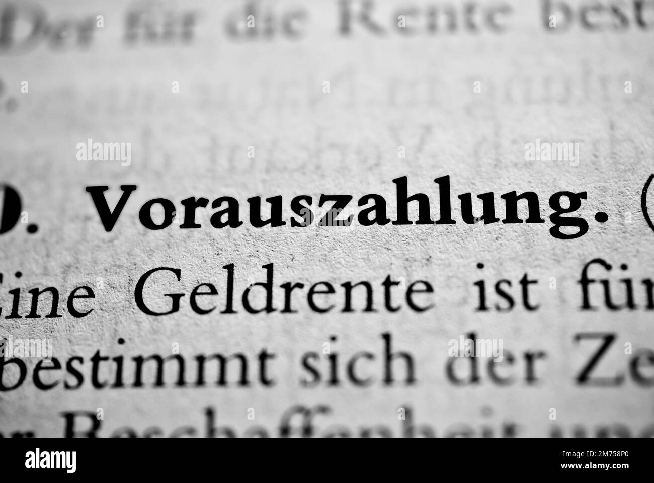 Eine Nahaufnahme des deutschen Wortes Vorauszahlung in Fettschrift, umgeben von verschwommenen Wörtern Übersetzung - Vorauszahlung Stockfoto