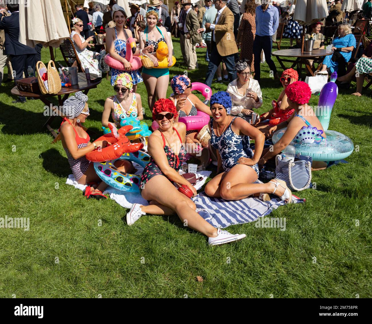Eine Gruppe Frauen in historischen Badekostümen beim Goodwood Revival 2022 Stockfoto