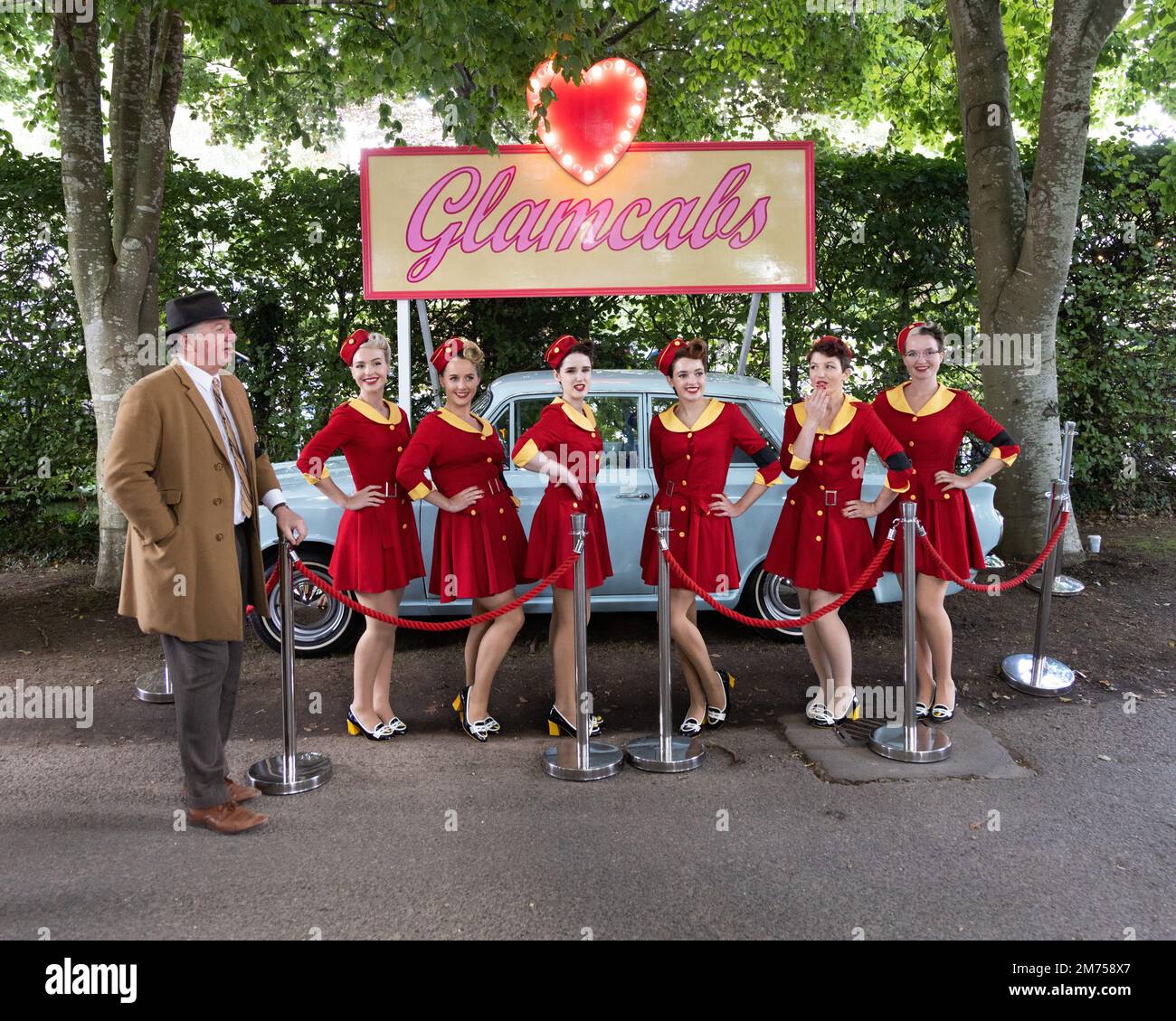 Glamcabs Mädchen beim 2022 Goodwood Revival Stockfoto