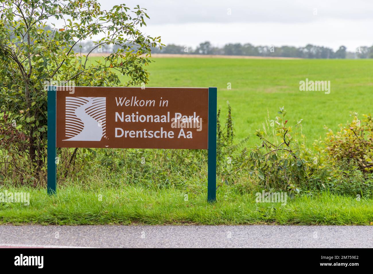 Drouwen, Niederlande - 15. Oktober 2022: Schild mit dem Namen des Nationalparks Drenthe Drentsche AA mit Weide im Hintergrund in Drenthe Niederlande Stockfoto