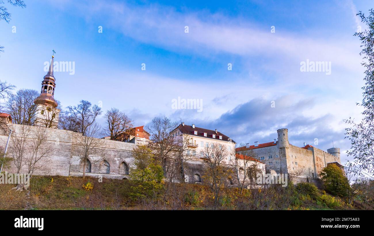 Stadtbild mit Stadtmauer rund um die alte mittelalterliche Stadt Tallinn in Estland, UNESCO-Weltkulturerbe Stockfoto