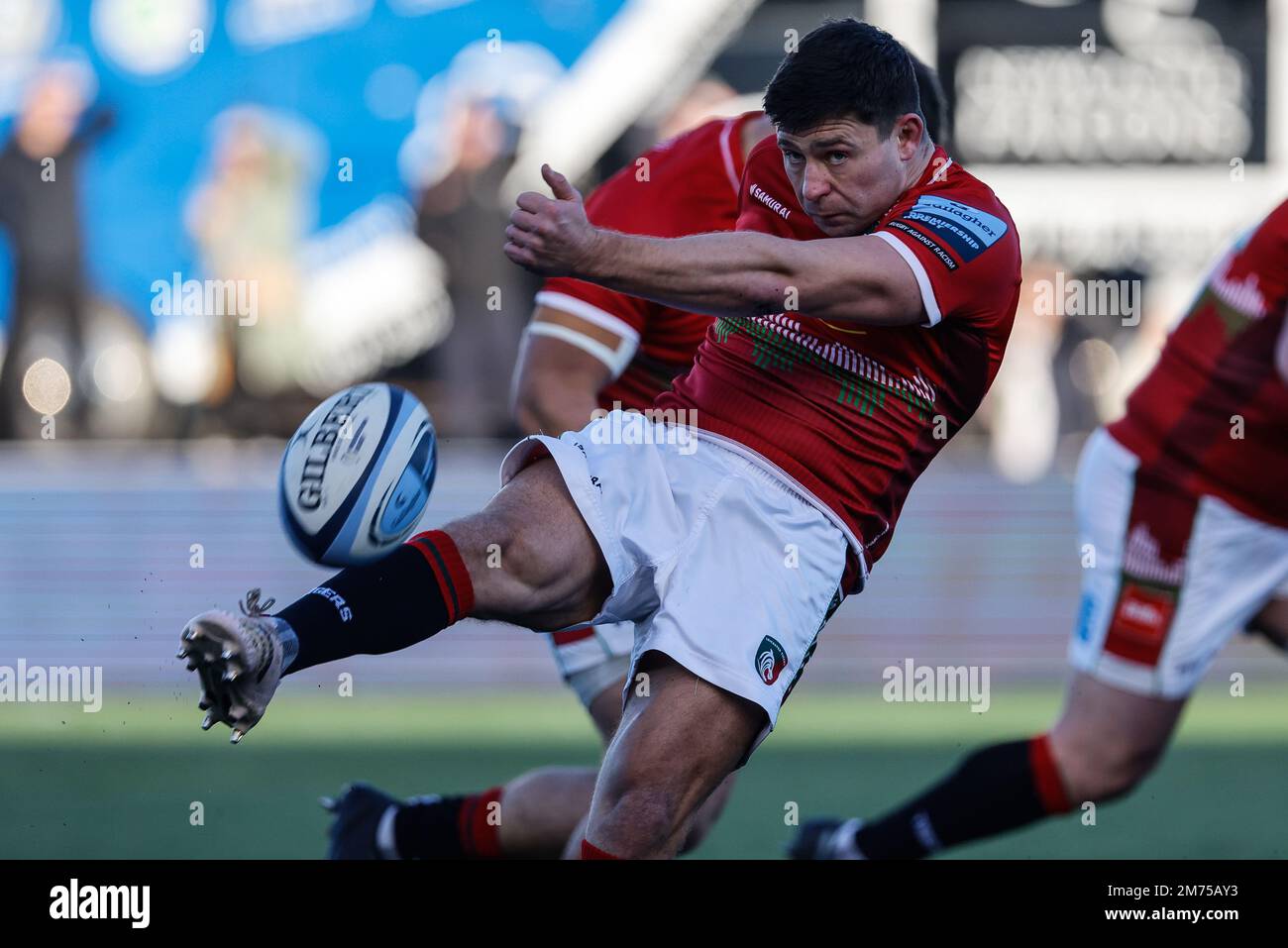 Newcastle, Großbritannien. 07. Januar 2023. Ben Youngs von Leicester Tigers gibt beim Gallagher Premiership Match zwischen Newcastle Falcons und Leicester Tigers am Samstag, den 7. Januar 2023 im Kingston Park in Newcastle einen Boxkick. (Kredit: Chris Lishman | MI News)L Kredit: MI News & Sport /Alamy Live News Stockfoto