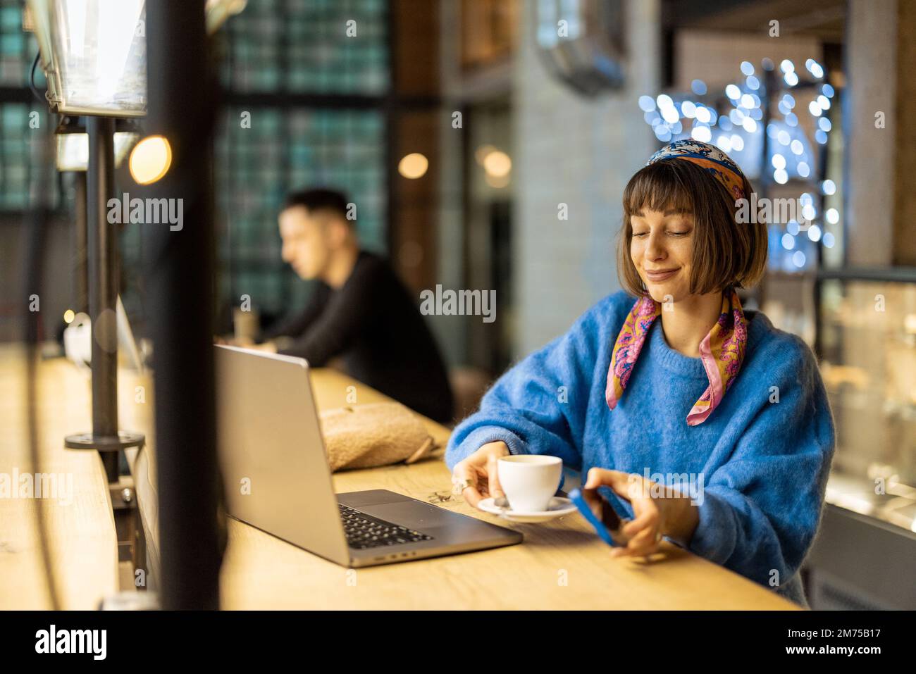 Frau arbeitet mit einem Laptop im Café Stockfoto
