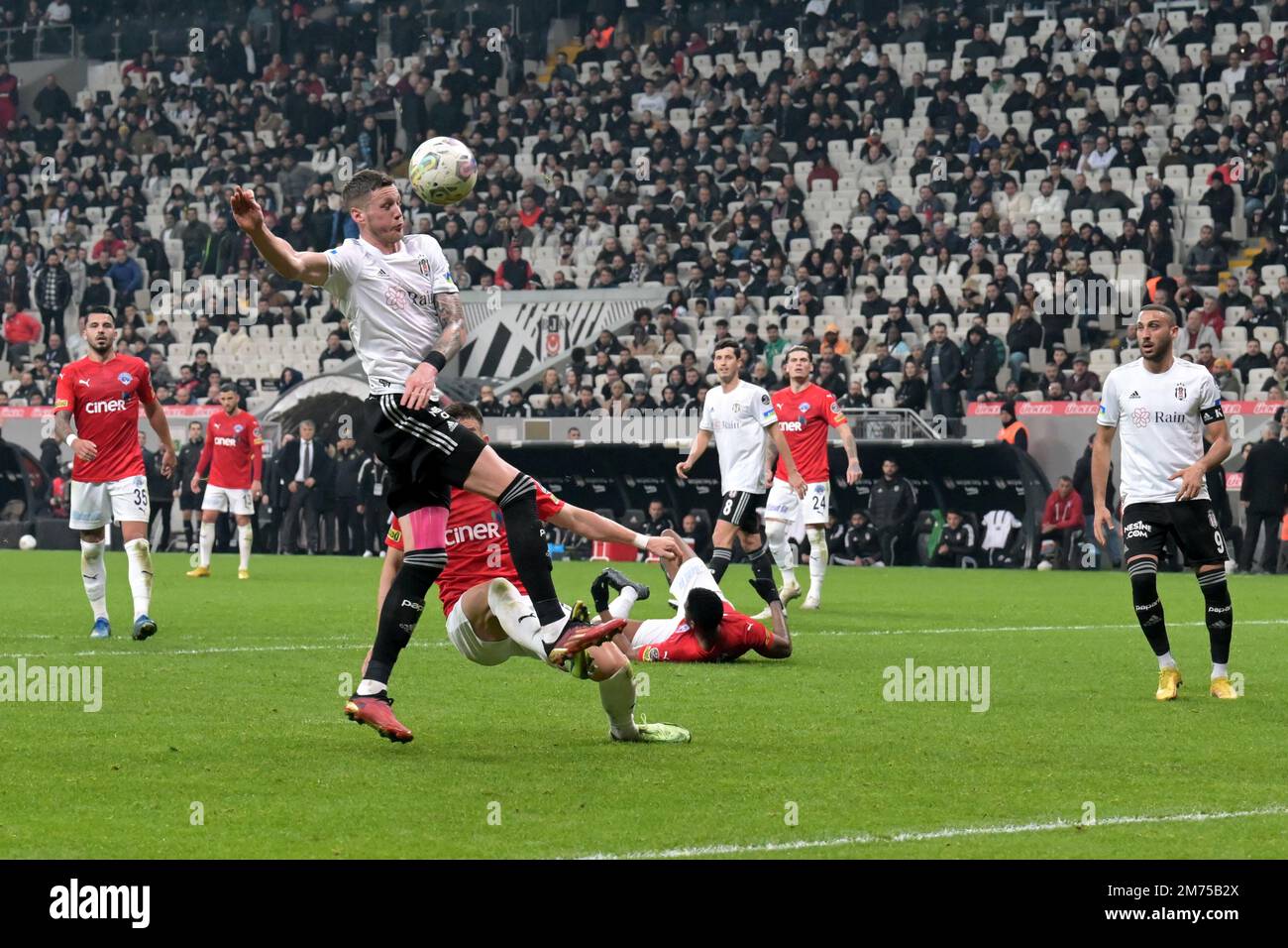 ISTANBUL - (lr) Wout Weghorst von Besiktas JK, Daniel Graovac von Kasimpasa WÄHREND des türkischen Super-Lig-Spiels zwischen Besiktas AS und Kasimpasa AS im Vodafone-Park am 7. Januar 2023 in Istanbul, Türkei. AP | niederländische Höhe | GERRIT VON KÖLN Stockfoto