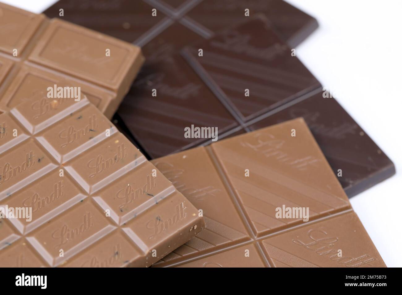 KIEW, UKRAINE - 4. MAI 2022 Lindt Schweizer Luxusmarken-Schokoladentabletten mit geprägtem Original-Firmenlogo. Stockfoto