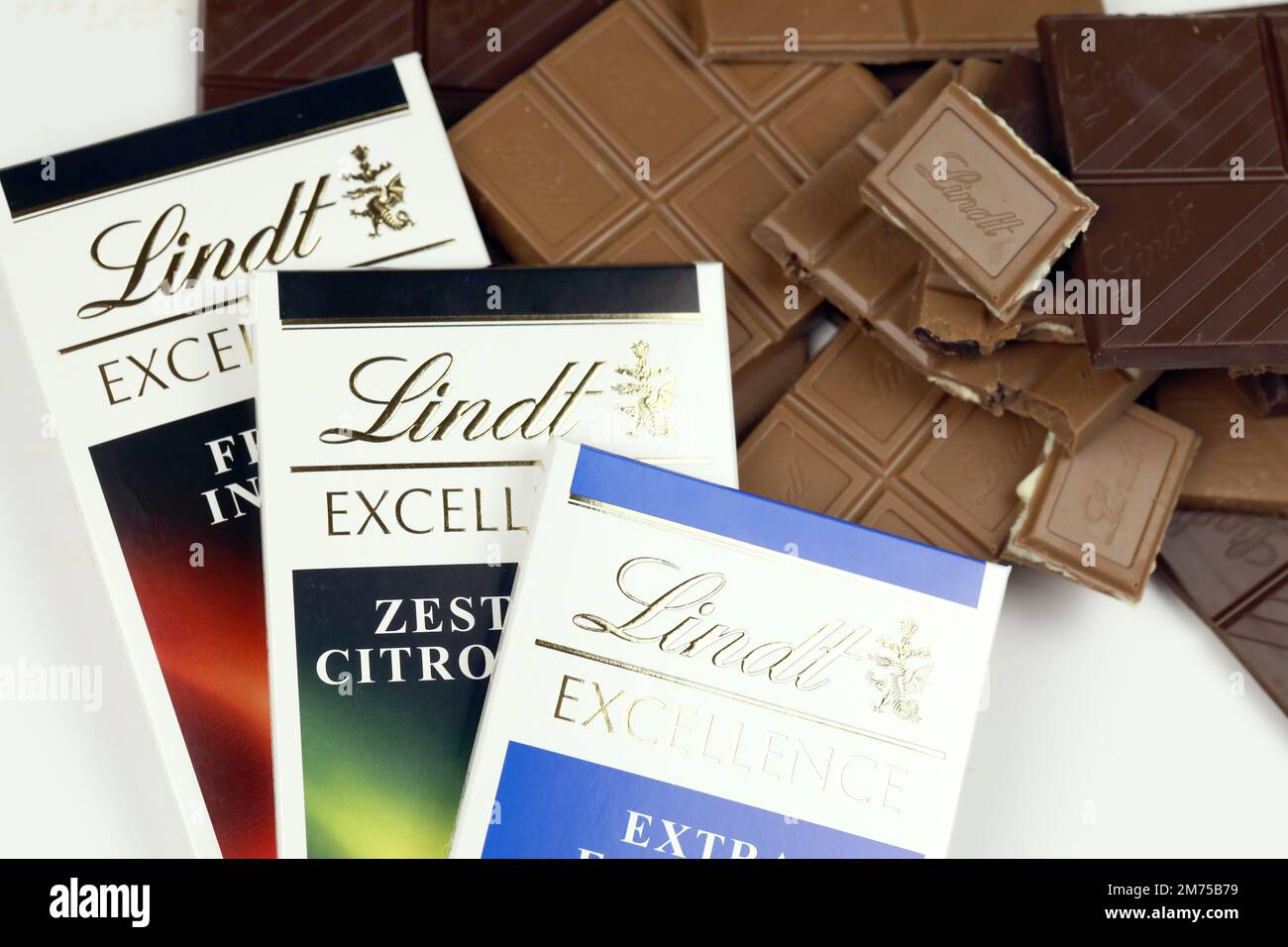KIEW, UKRAINE - 4. MAI 2022 Lindt Schweizer Luxusmarken-Schokoladentabletten mit geprägtem Original-Firmenlogo. Stockfoto