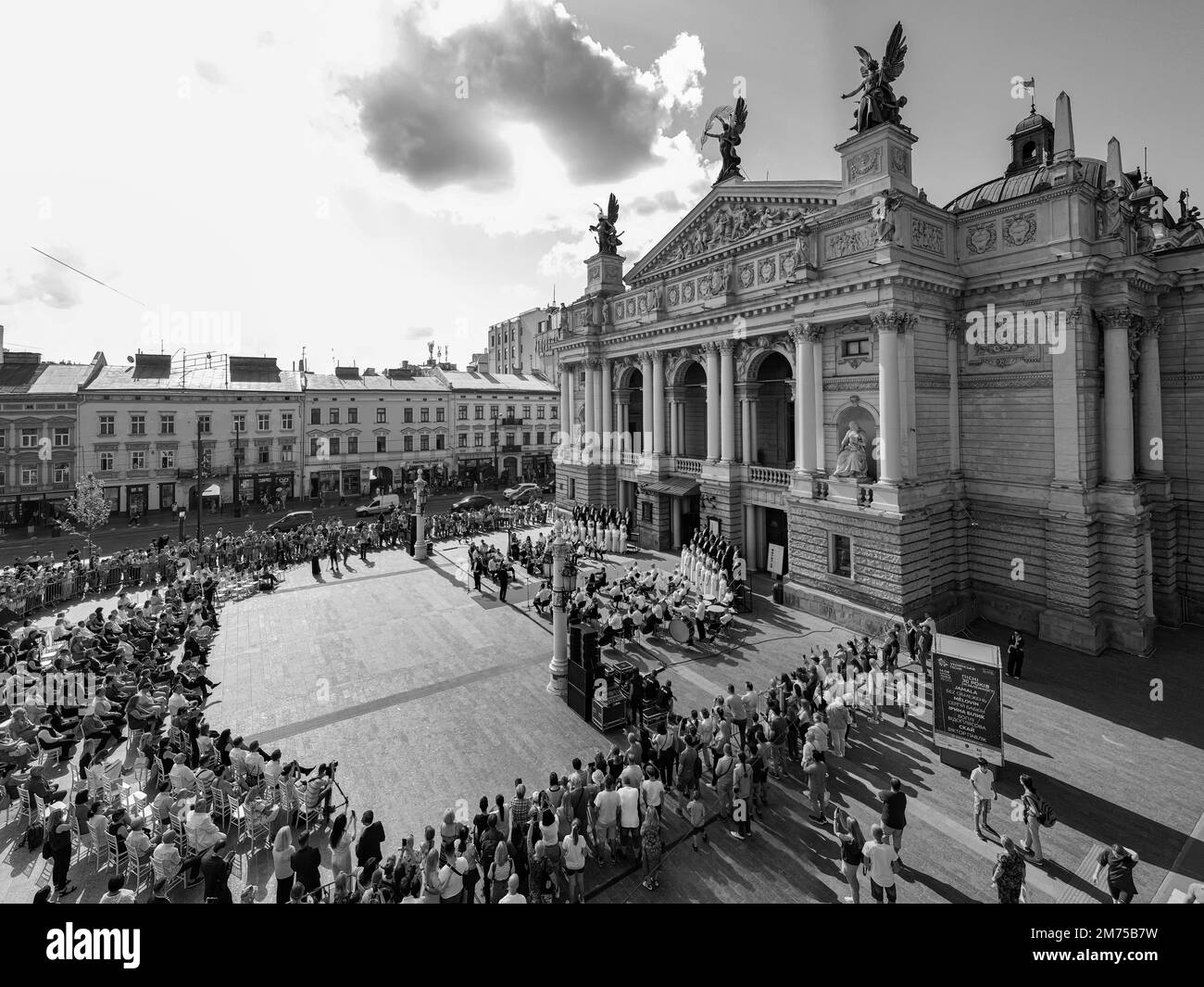 Lemberg, Ukraine - 12. August 2021: Eröffnung der Theatersaison 122. der Nationaloper von Lemberg. Luftaufnahme von der Drohne Stockfoto