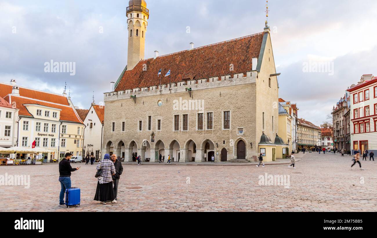 Tallinn, Estland - 19. Oktober 2022: Stadtbild mit Rathaus und Marktplatz im Zentrum der mittelalterlichen Altstadt von Tallinn in Estland, UNESCO-Weltkulturerbe Stockfoto