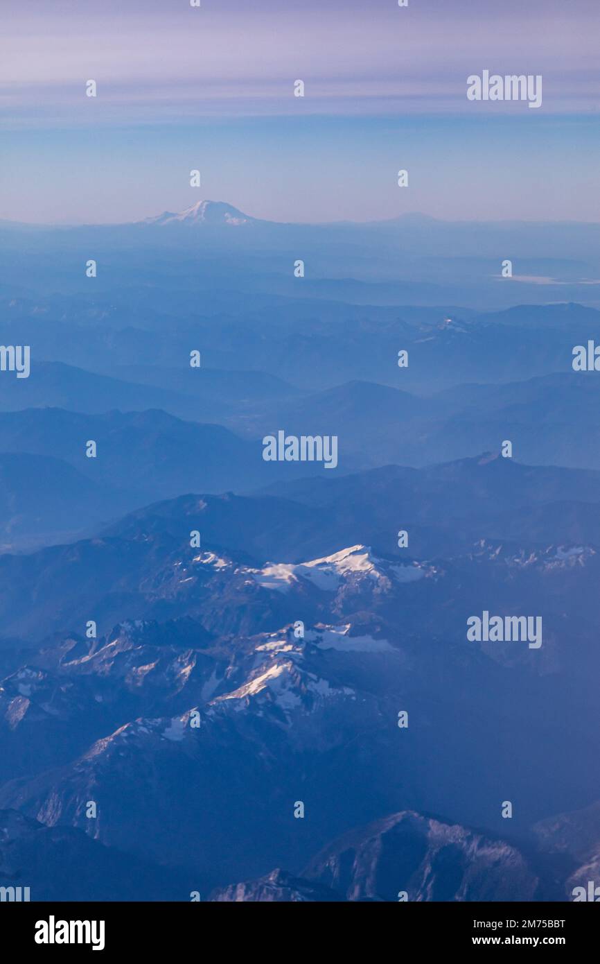 Schichten blauer Landschaft von oben. Rocky Mountain Landschaft vom Flugzeugfenster Stockfoto