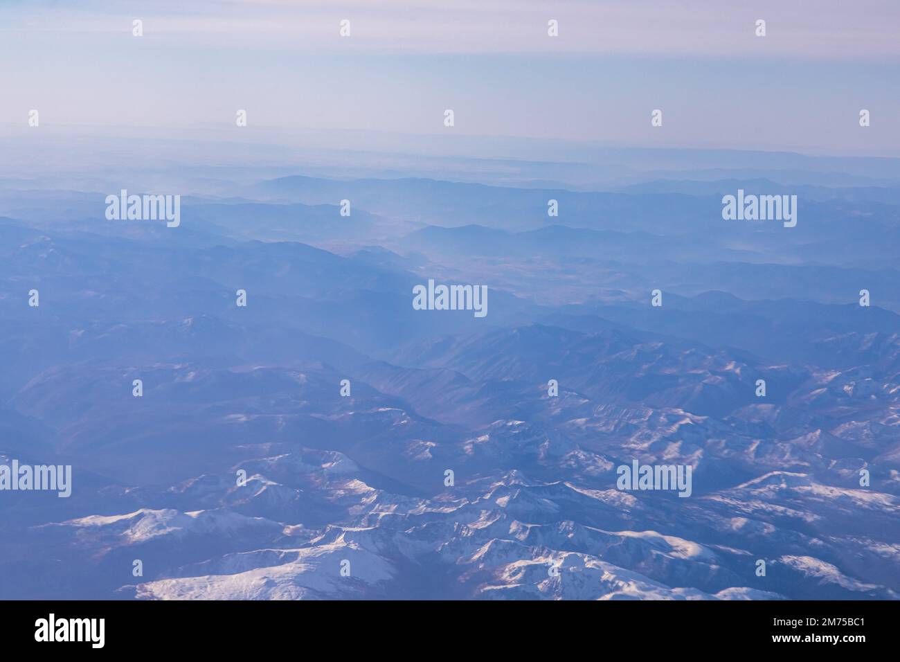 Schichten blauer Landschaft von oben. Rocky Mountain Landschaft vom Flugzeugfenster Stockfoto