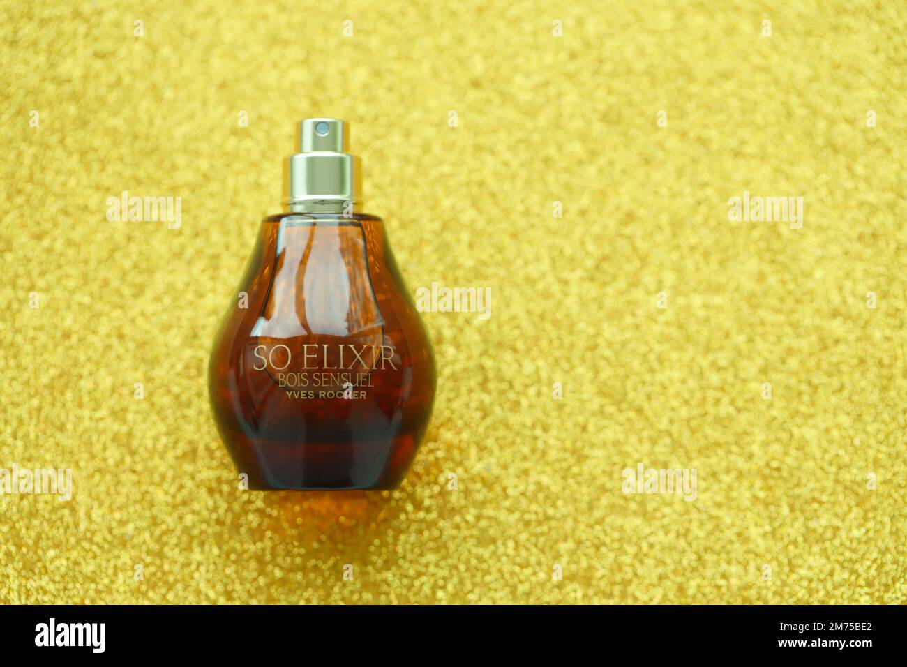 KIEW, UKRAINE - 4. MAI 2022 Flasche so Elixir Bois Sensuei Parfüm von Yves Rocher auf hellem Hintergrund Stockfoto