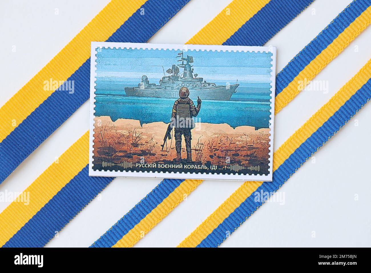 KIEW, UKRAINE - 4. MAI 2022 berühmtes ukrainisches Souvenir mit dem Anschein eines Postmarkens mit russischem Kriegsschiff und ukrainischem Soldaten Stockfoto