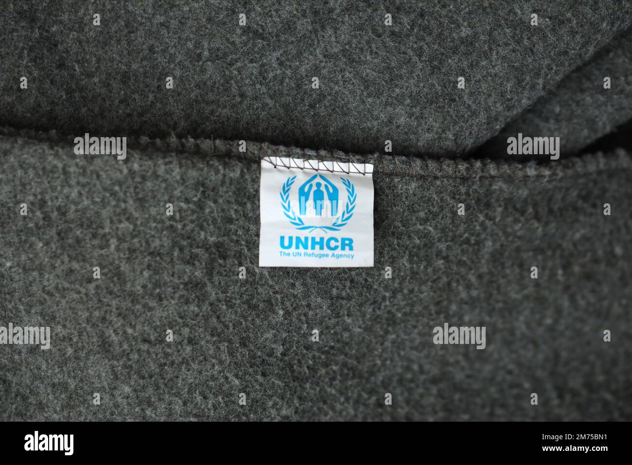 KIEW, UKRAINE - 4. MAI 2022 UNHCR das Logo der UN-Flüchtlingsorganisation auf humanitären grauen Decken aus humanitären Hilfsgütern Stockfoto