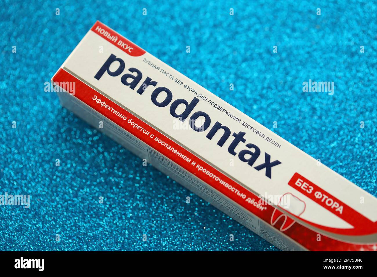 KIEW, UKRAINE - 4. MAI 2022 Paket Parodontax Zahnpasta auf hellem Hintergrund Nahaufnahme Stockfoto