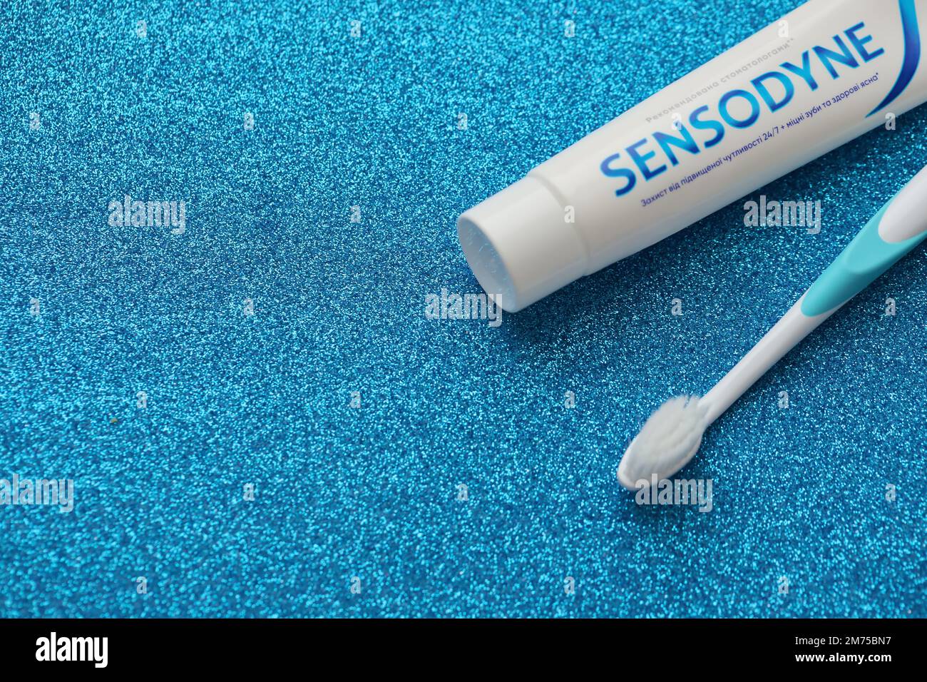 KIEW, UKRAINE - 4. MAI 2022 Sensodyne Fluor oder Fluor ist eine tägliche Fluorid Zahnpasta, die gegen Zahnempfindlichkeit schützt Stockfoto