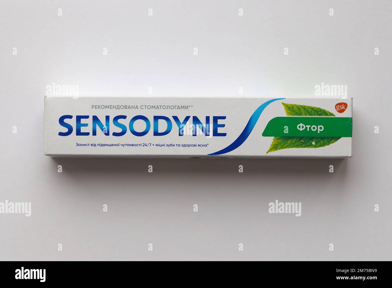 KIEW, UKRAINE - 4. MAI 2022 Sensodyne Fluor oder Fluor ist eine tägliche Fluorid Zahnpasta, die gegen Zahnempfindlichkeit schützt Stockfoto