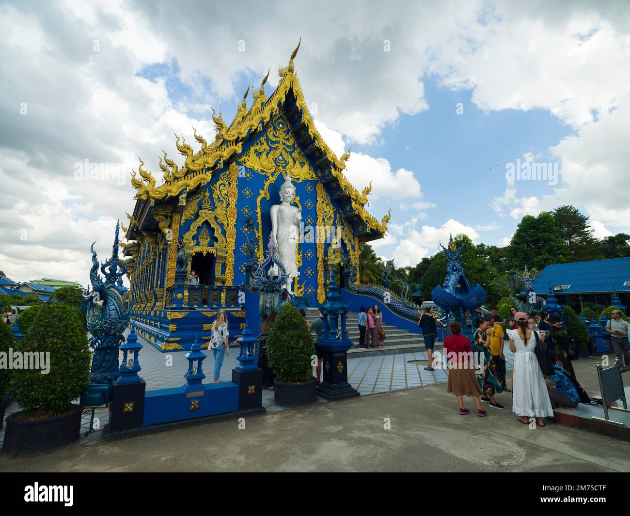 Chiang Rai, Thailand, 18. November 2022. Wat Rong Seur Ten oder Blue Temple. Moderner buddhistischer Tempel, der sich durch seine leuchtend blauen und gelben Farben auszeichnet Stockfoto