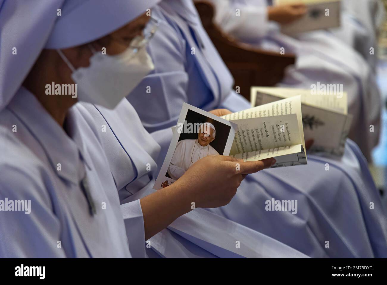 Die thailändische katholische Nonne hält ein Foto des verstorbenen Papstes während der Hommage an den Tod des Papstes Emeritus Benedict XVI in der Himmelskathedrale in Bangkok. Die katholische Bischofskonferenz von Thailand organisierte die Hommage an den Tod des verstorbenen Papstes Emeritus Benedict XVI. In der Himmelskathedrale in Bangkok. Der verstorbene Papst Emeritus Benedikt XVI. Starb am 31. Dezember 2022 im Alter von 95 Jahren im Kloster Hook Ecclesiae im Vatikan. Stockfoto