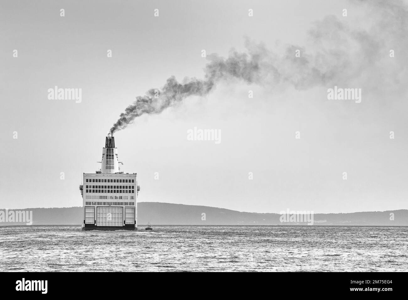 Sommerlandschaft in Schwarz-Weiß - das Schiff verlässt den Hafen für das offene Meer, Hafen von Split an der Adriaküste von Kroatien Stockfoto