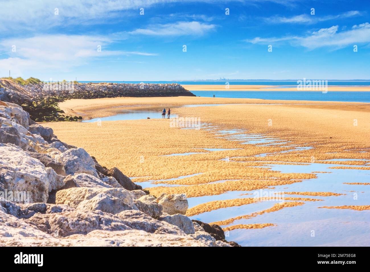Küstenlandschaft - Blick auf die Atlantikküste bei Ebbe in der Nähe der Stadt La Palmyre, der Region Nouvelle-Aquitaine, im Südwesten Frankreichs Stockfoto