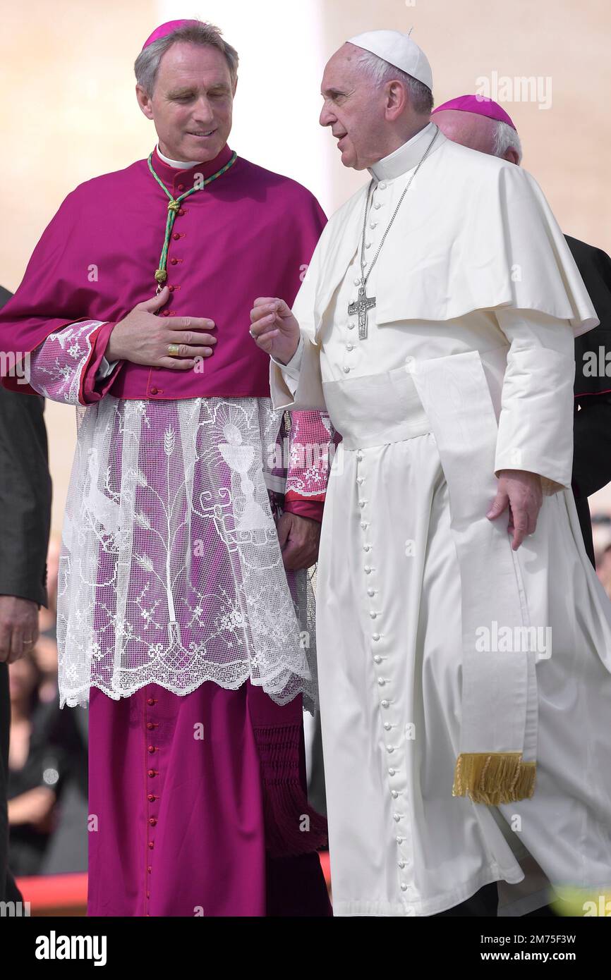 Vatikanstadt, Vatikanstadt. 07. Januar 2023. Monsignore Georg Gaenswein. Foto: Papst Franziskus Monsignor Georg Ganswein während einer päpstlichen Messe für ältere Menschen am Petersplatz im Vatikan. Am 28. September 2014 Gutschein: dpa/Alamy Live News Stockfoto