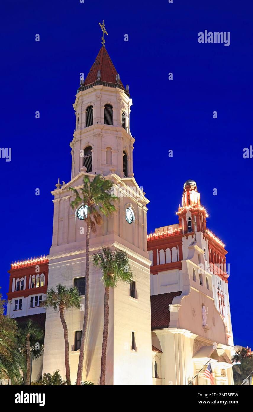 Glockenturm von St. Beleuchtete Basilika Augustine in der Abenddämmerung in Florida, USA Stockfoto
