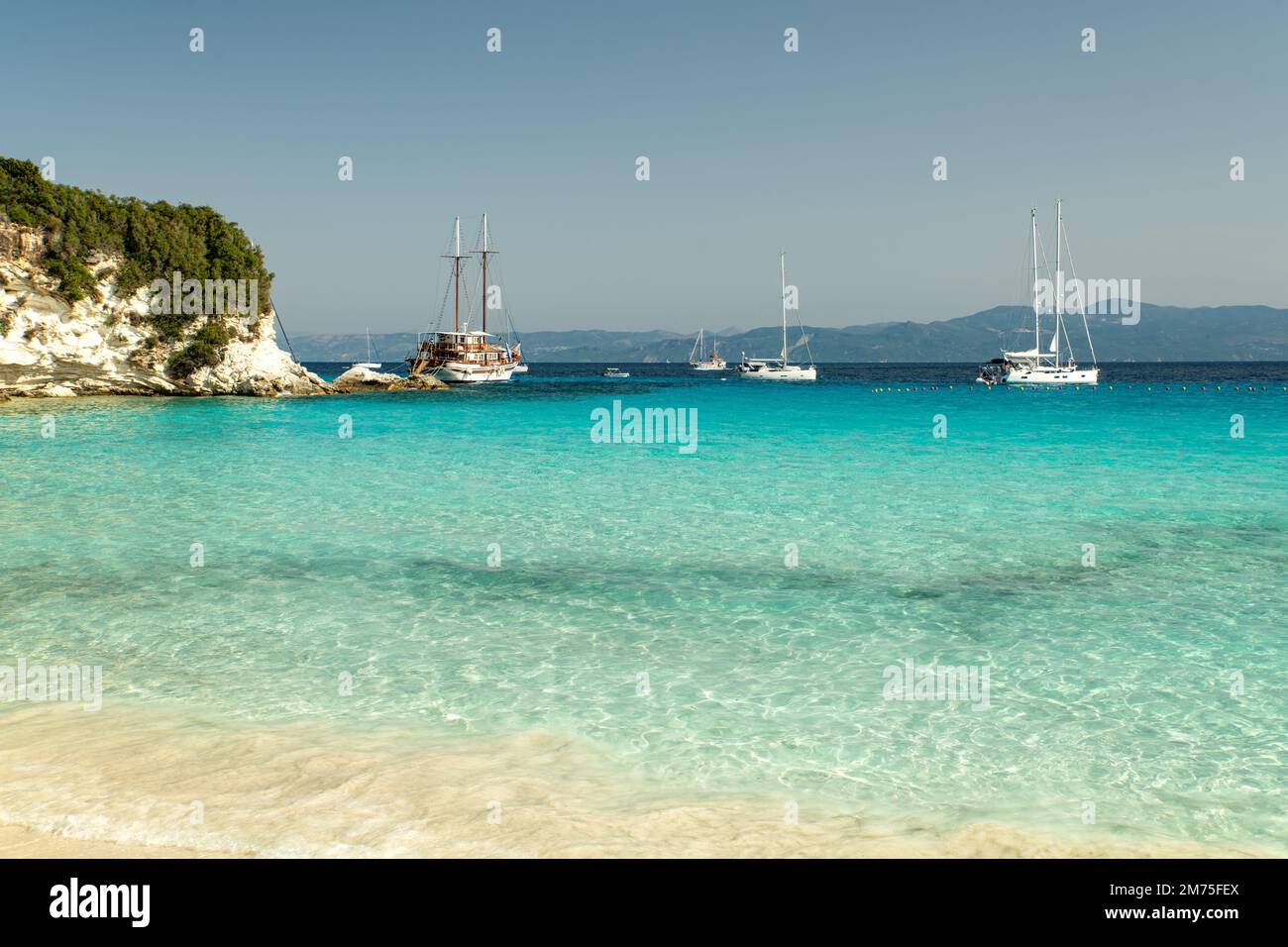 Boote vor Voutoumi Beach auf Anti-Paxos, griechischen Inseln, Griechenland Stockfoto