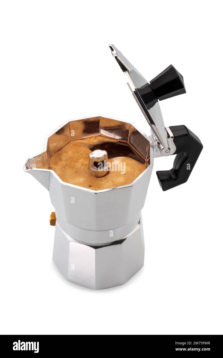 Moka Kaffeekanne isoliert auf weiß. Italienische Espressomaschine aus Aluminium mit offenem Deckel und Blick auf frisch extrahierten Kaffee, Draufsicht mit Schneideweg Stockfoto