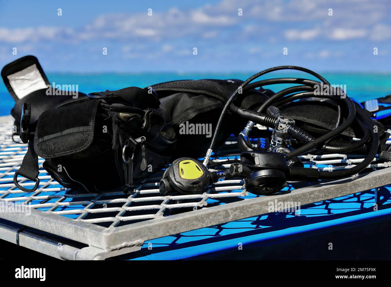 387 Atemausrüstung für Sporttauchen auf einem Ponton, das am Great Barrier Reef festgemacht ist. Queensland-Australien. Stockfoto