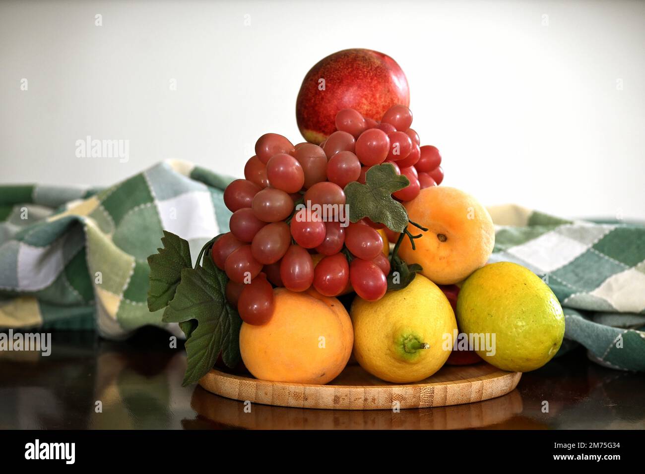 Stillleben mit Früchten auf dem Tisch Stockfoto