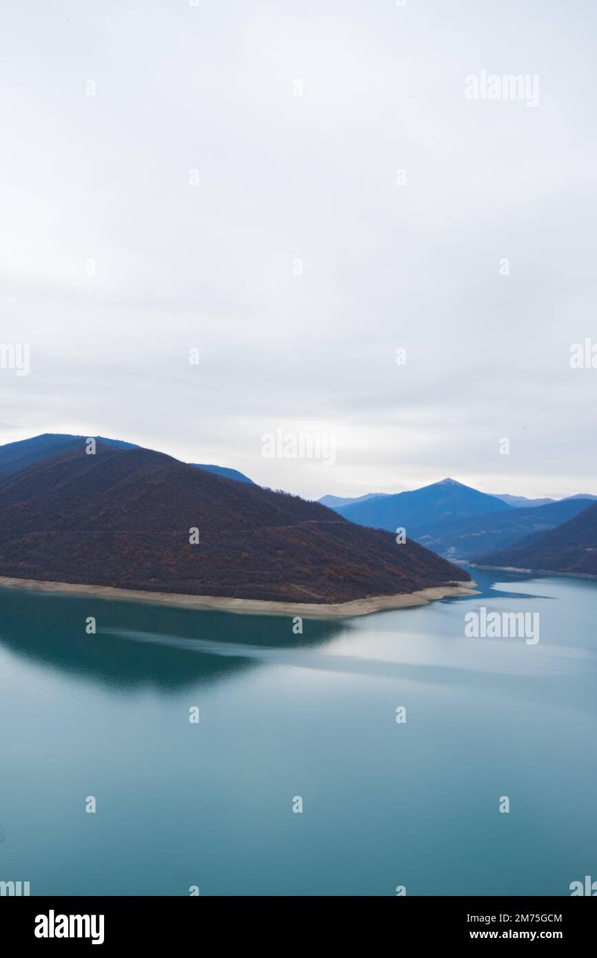 Georgien : 20-11-2022: 10Mountain See des Zhinvalskoe Reservoir, Georgien. Das wunderschöne Wasserreservoir am Fluss Aragvi, der obere Teil in der Nähe der Anan Stockfoto