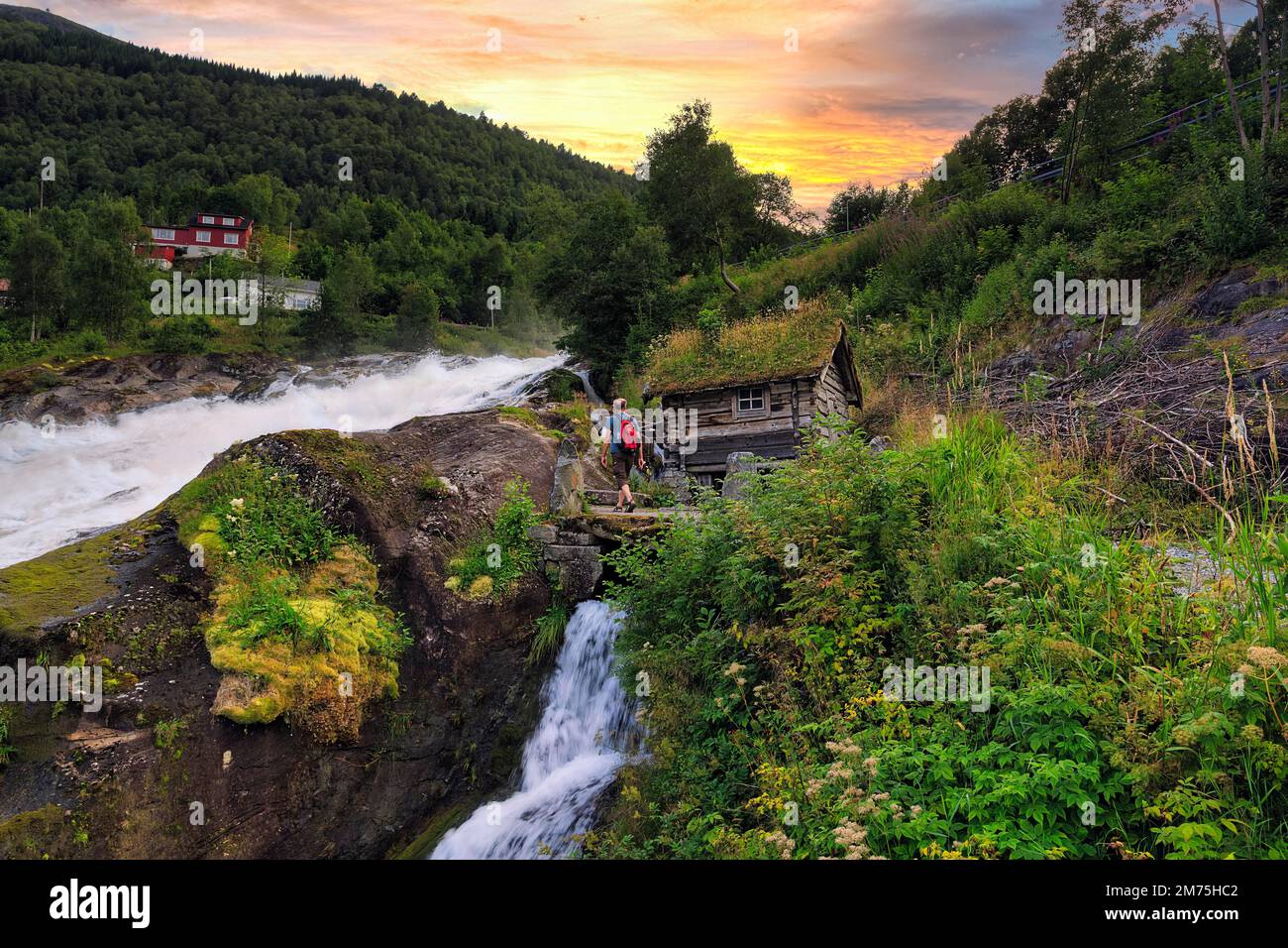 Wanderer am Hellesyltfossen Wasserfall, Nachthimmel, Hellesylt, More Og Romsdal, Norwegen Stockfoto