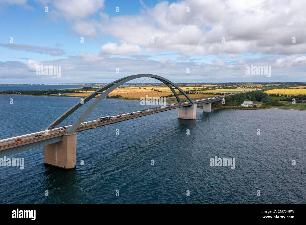 Drohnenfoto, Drohnenfoto, Fehmarnsundbrücke über die Ostsee, Lkw- und Pkw-Verkehr, Fehmarn-Insel, Schleswig-Holstein, Deutschland Stockfoto