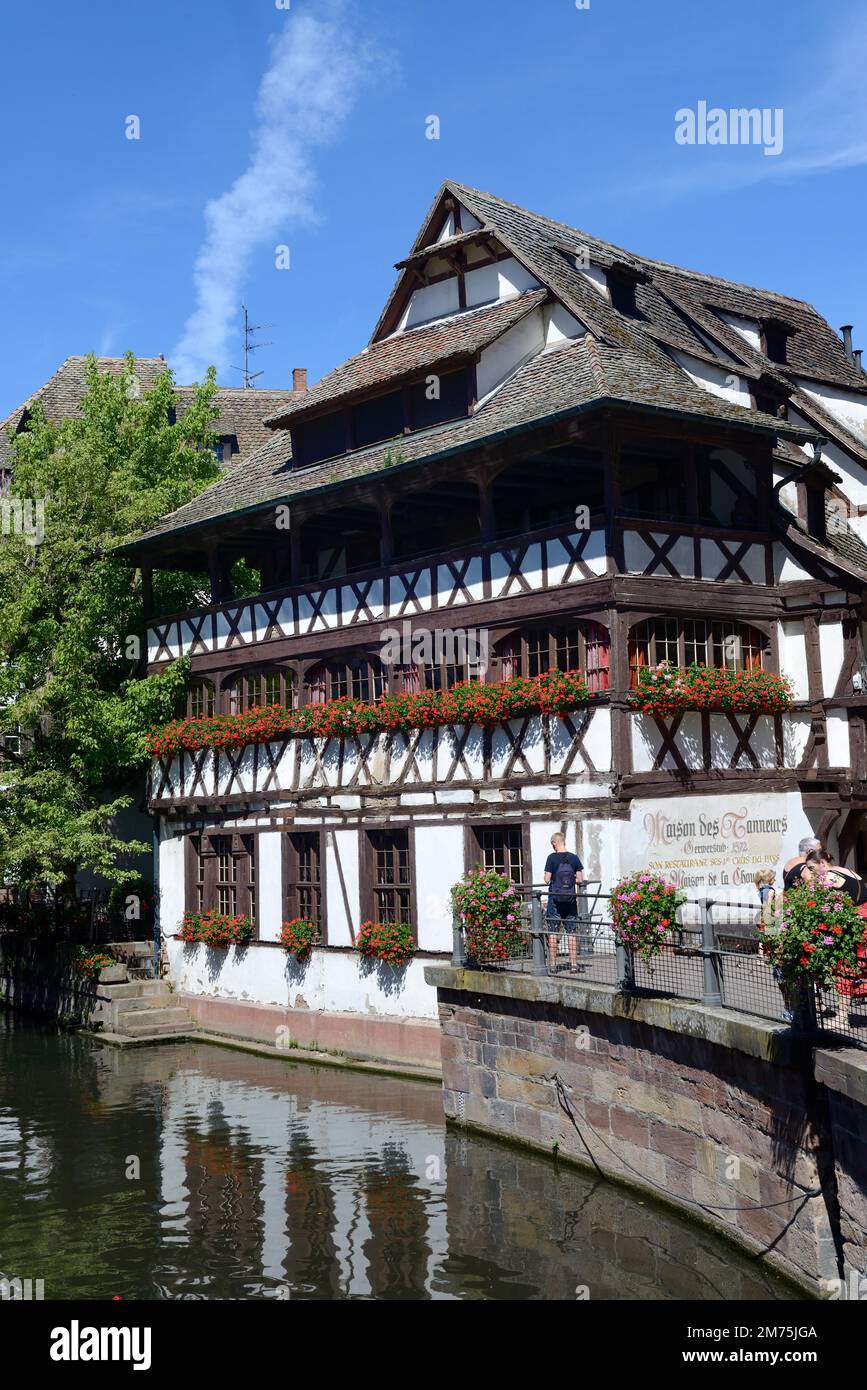 Fachwerkhaus im Viertel La Petite France, Restaurant Maison des Tanneurs, Straßburg, Elsass, Frankreich Stockfoto