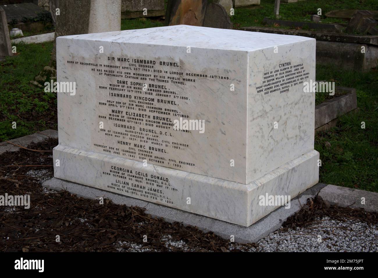 Das Grab von Sir Marc Isambard Brunel und Isambard Kingdom Brunel, begraben neben seinen Eltern, Ehefrau und Kindern, Kensal Green Cemetery, London Stockfoto