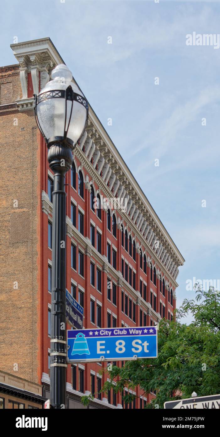 44 massive Terrakotta-Halterungen umrahmen die Fenster im obersten Stockwerk und stützen die aufwändige Fassade des Electric Building. Stockfoto