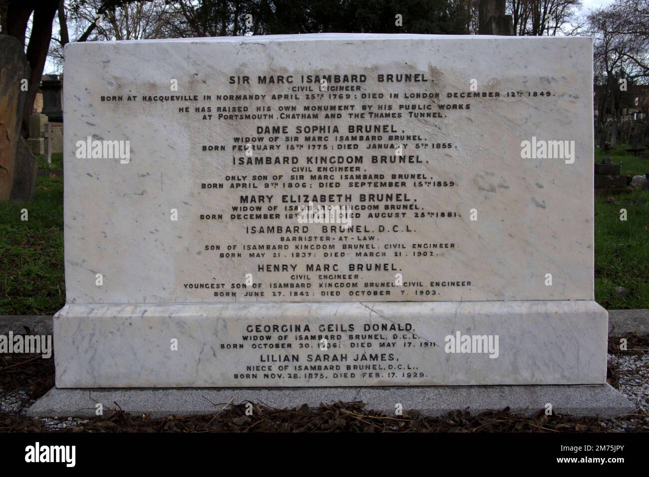 Das Grab von Sir Marc Isambard Brunel und Isambard Kingdom Brunel, begraben neben seinen Eltern, Ehefrau und Kindern, Kensal Green Cemetery, London Stockfoto