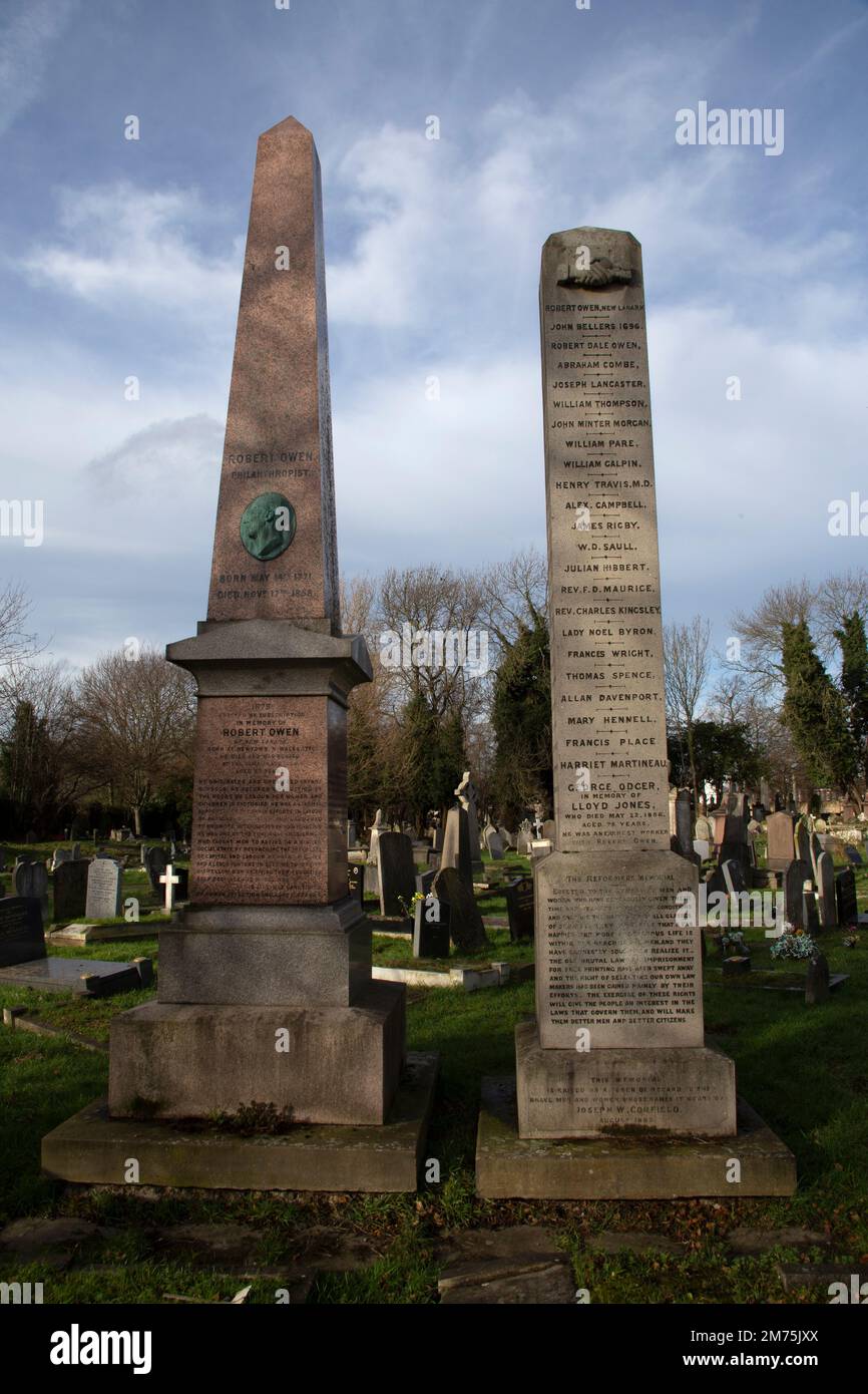Das Reformers' Memorial und ein Obelisk zum Gedenken an Robert Owen im nichtkonformistischen Teil des Kensal Green Cemetery, West London, eng Stockfoto