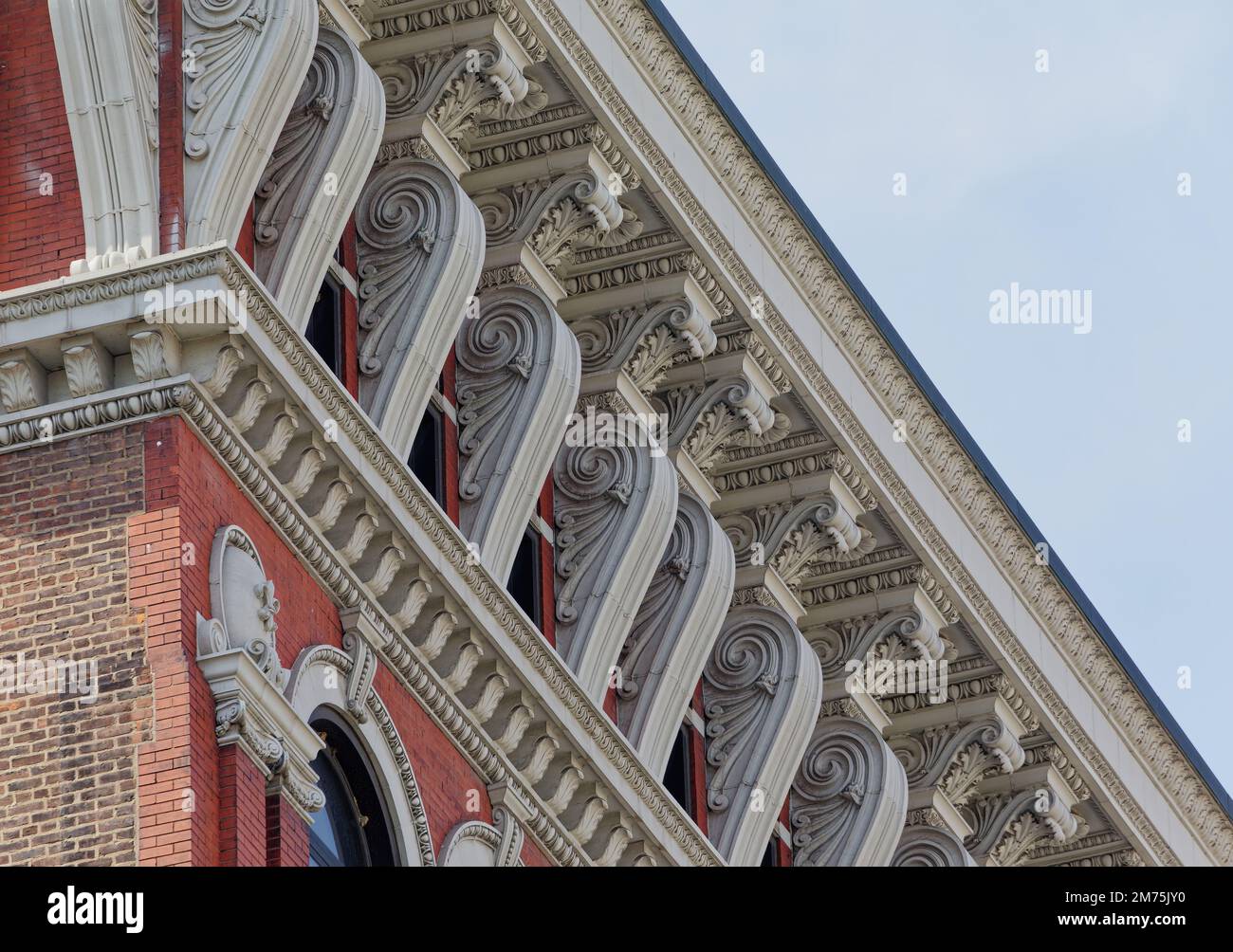 44 massive Terrakotta-Halterungen umrahmen die Fenster im obersten Stockwerk und stützen die aufwändige Fassade des Electric Building. Stockfoto
