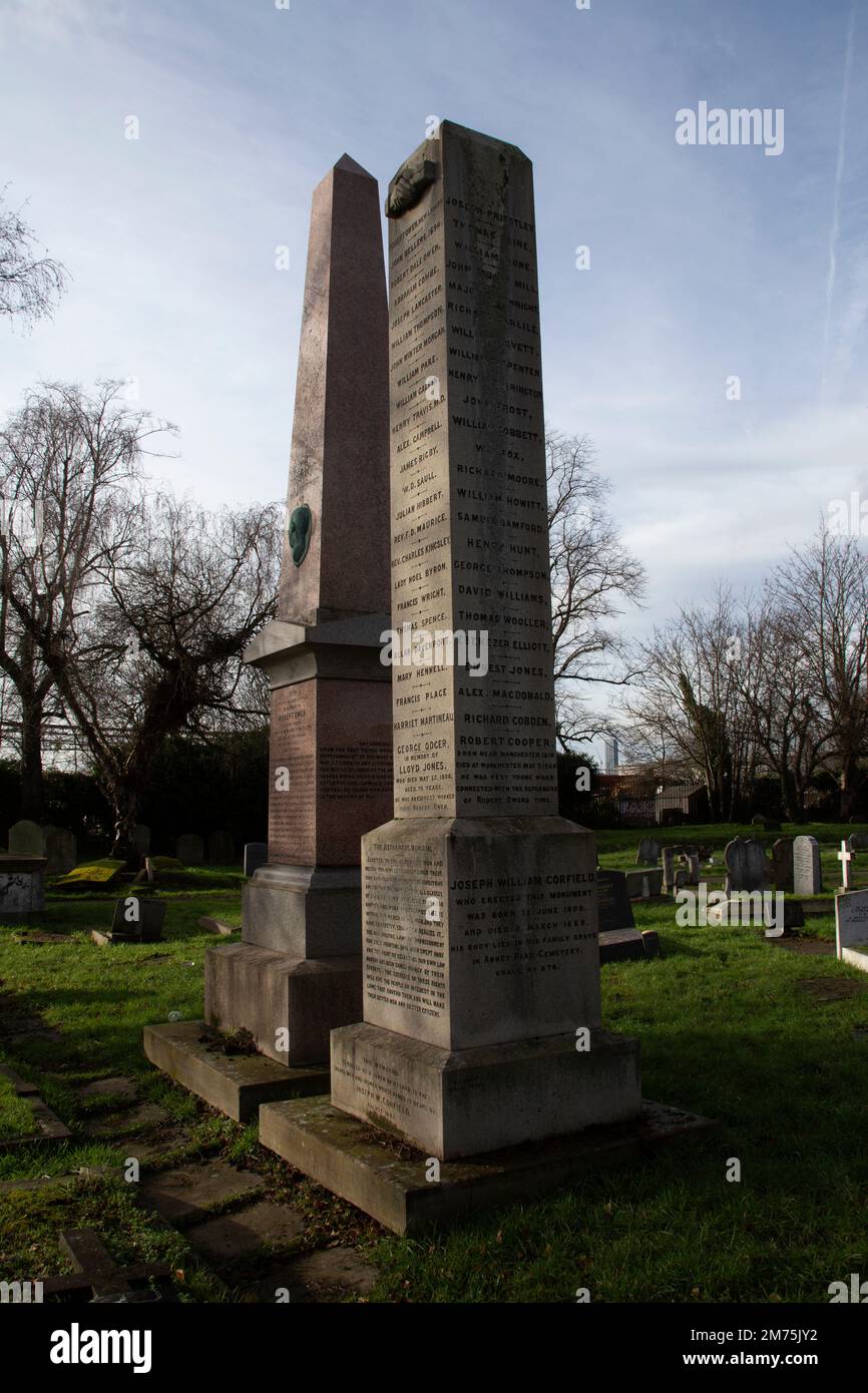 Das Reformers' Memorial und ein Obelisk zum Gedenken an Robert Owen im nichtkonformistischen Teil des Kensal Green Cemetery, West London, eng Stockfoto