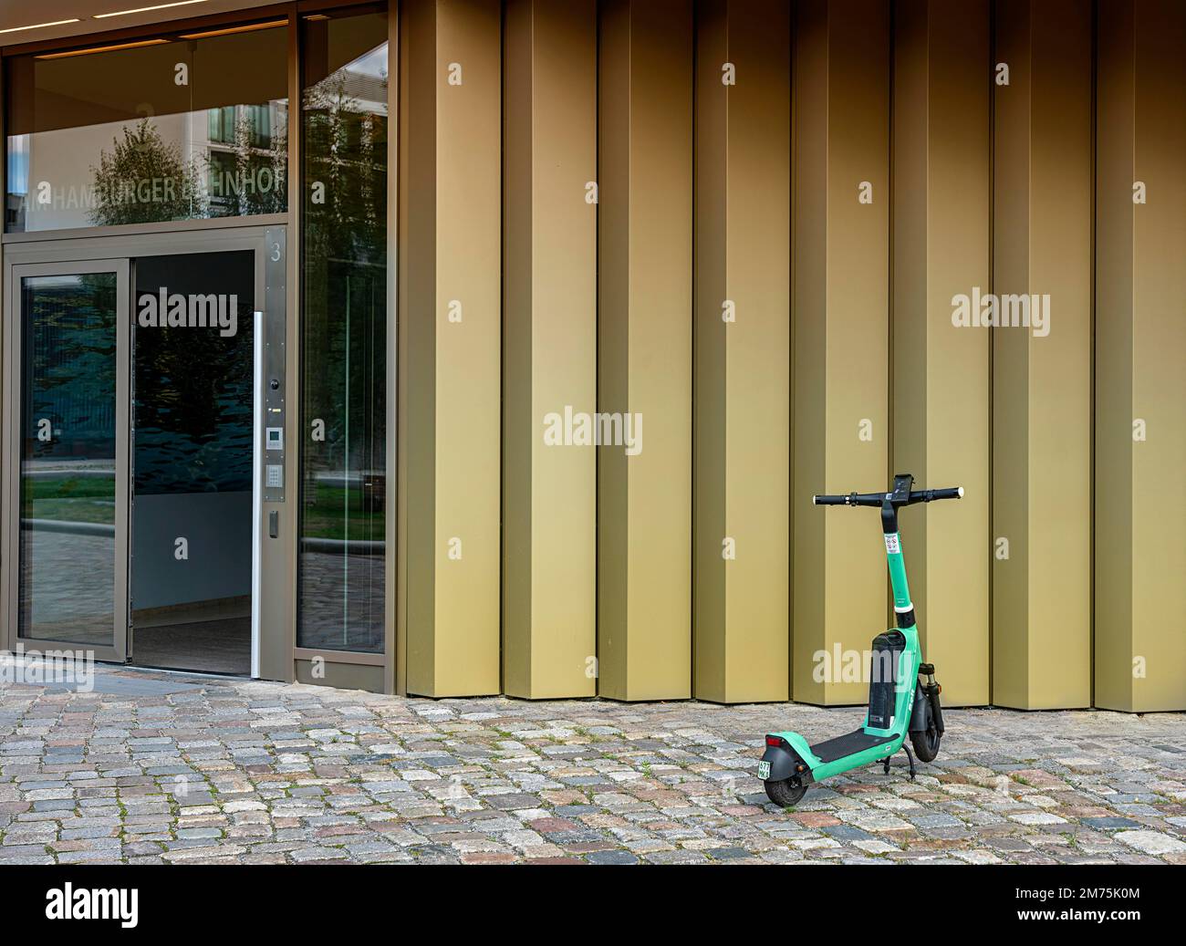 E-Roller vor Wohngebäude in Berlin geparkt Stockfoto