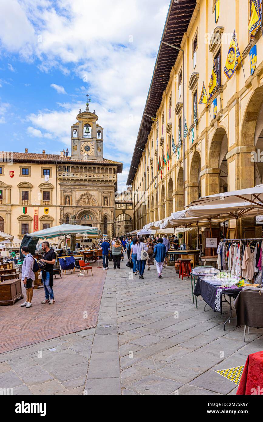 Verkaufsstände auf dem Antiquitätenmarkt in der Altstadt von Arezzo, Piazza Grande, Arezzo, Toskana, Italien Stockfoto