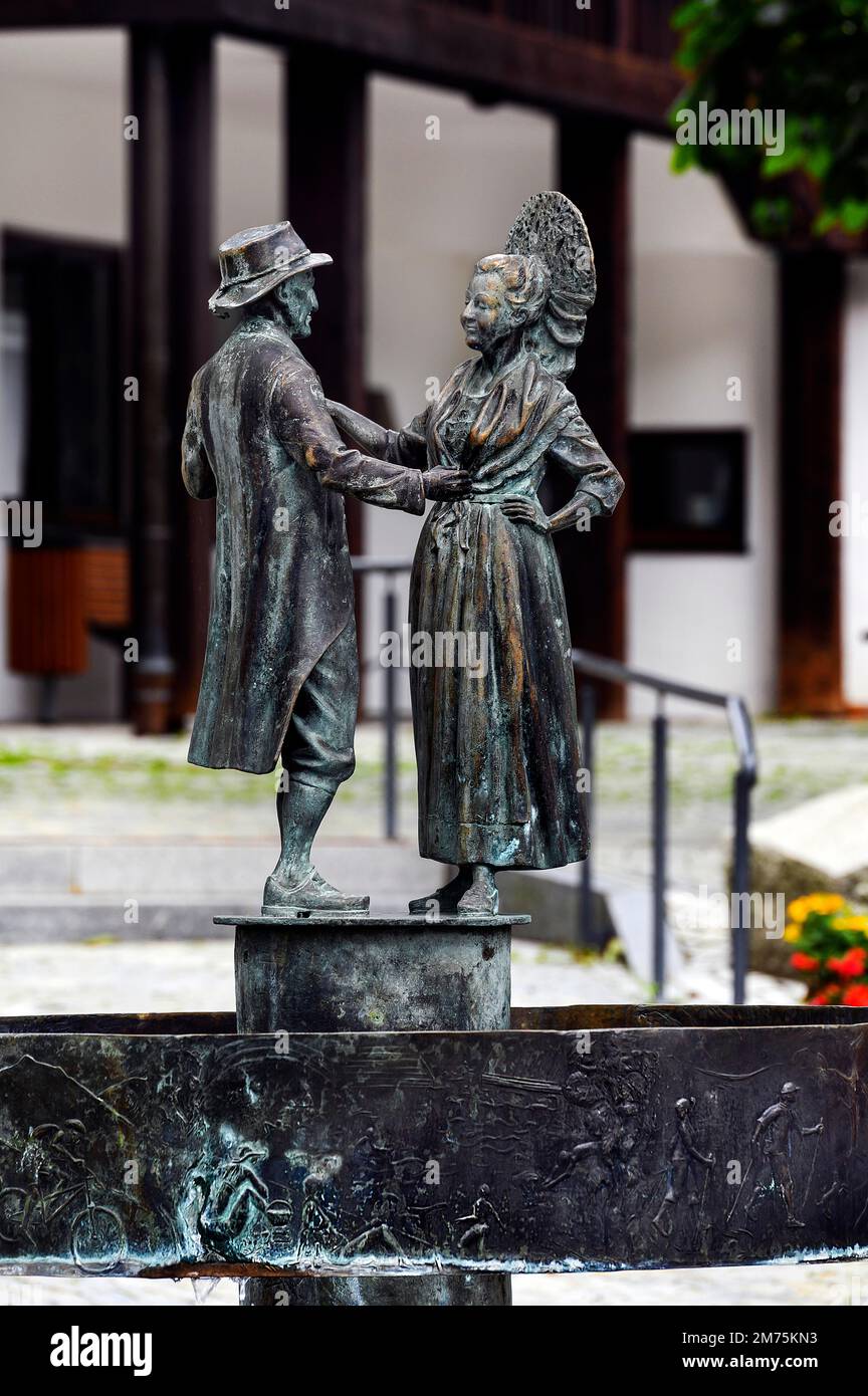 Brunnen mit zwei Figuren in traditioneller Kostüm, Hindelang, Allgaeu, Bayern, Deutschland Stockfoto