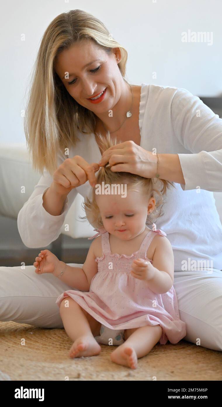 Mutter leitet Mädchen, Kleinkind, 11 Monate, Haare, Frisur, Zöpfe, Baden-Württemberg, Deutschland Stockfoto