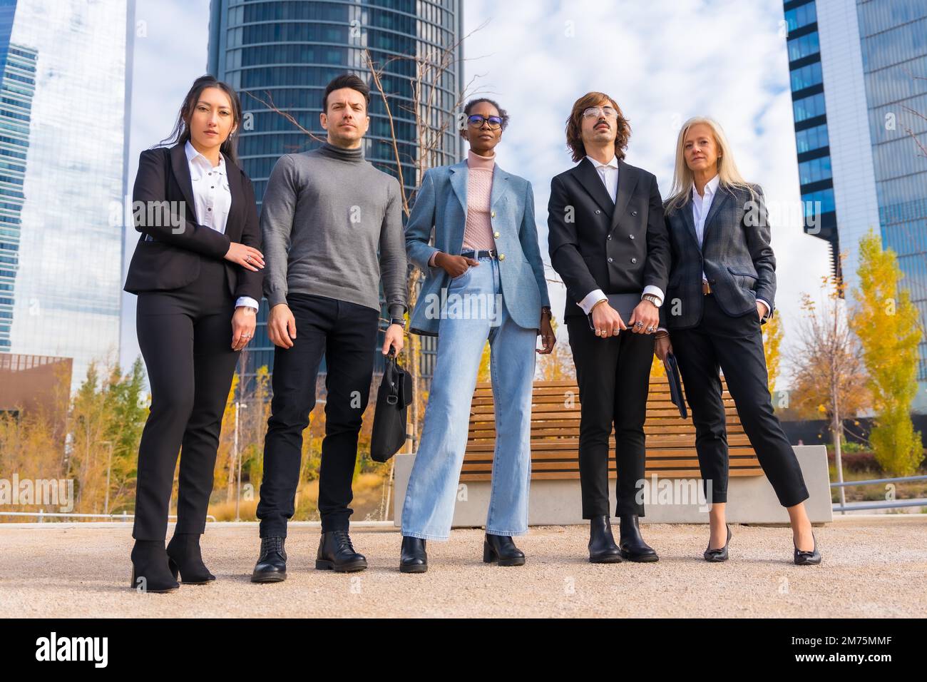 Firmenporträt einer Gruppe multiethnischer Geschäftsleute und Geschäftsfrauen außerhalb des Büros Stockfoto