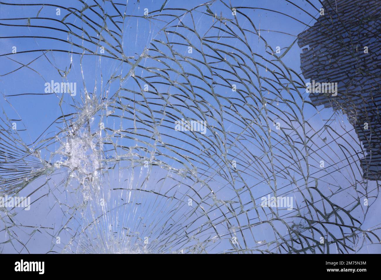 Zerbrochene und gebrochene Glasscheibe mit Brüchen, Rissen und Formen Stockfoto