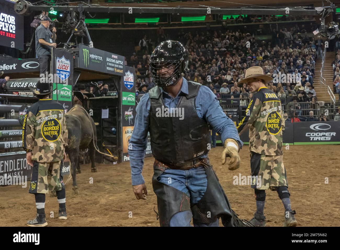 NEW YORK, NEW YORK - 06. JANUAR: Alex Cerqueira fährt Viper während des Professional Bull Riders 2023 Unleash the Beast Event im Madison Square Garden am 6. Januar 2023 in New York City. Kredit: Ron Adar/Alamy Live News Stockfoto