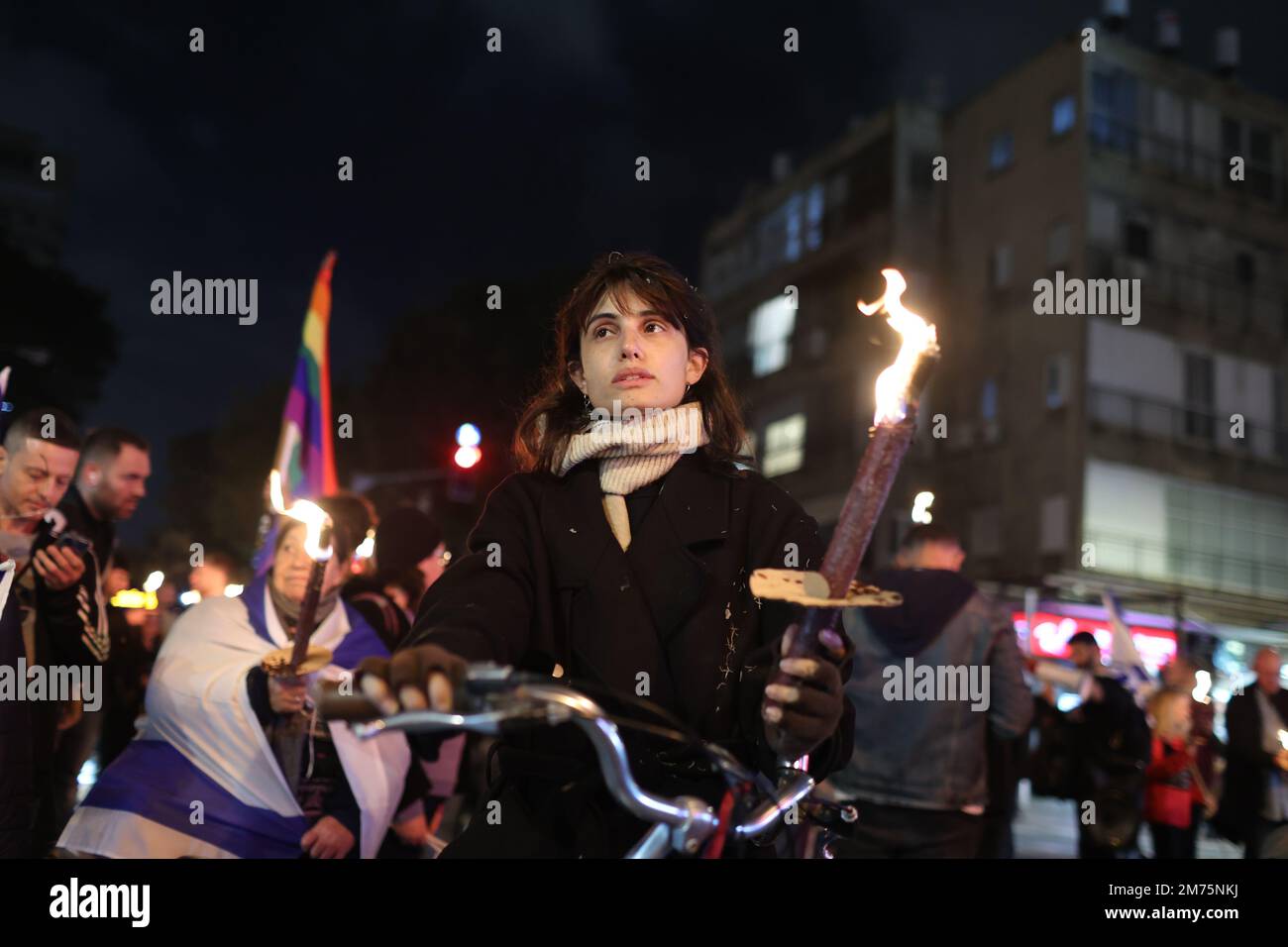 Tel Aviv, Israel. 07. Januar 2023. Israelische Demonstranten marschieren mit Fackeln während einer Demonstration gegen die neue Regierung. Kredit: Ilia Yefimovich/dpa/Alamy Live News Stockfoto